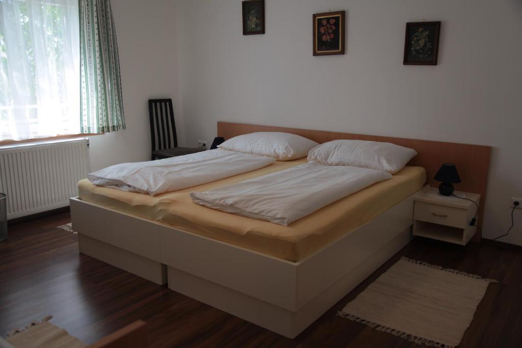 Pension Casa Topolino วีเนอร์นอยชตัดท์ ภายนอก รูปภาพ