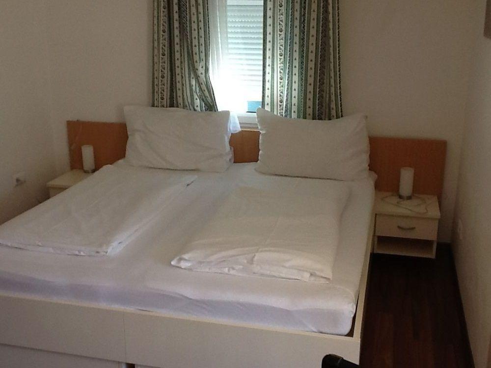 Pension Casa Topolino วีเนอร์นอยชตัดท์ ภายนอก รูปภาพ