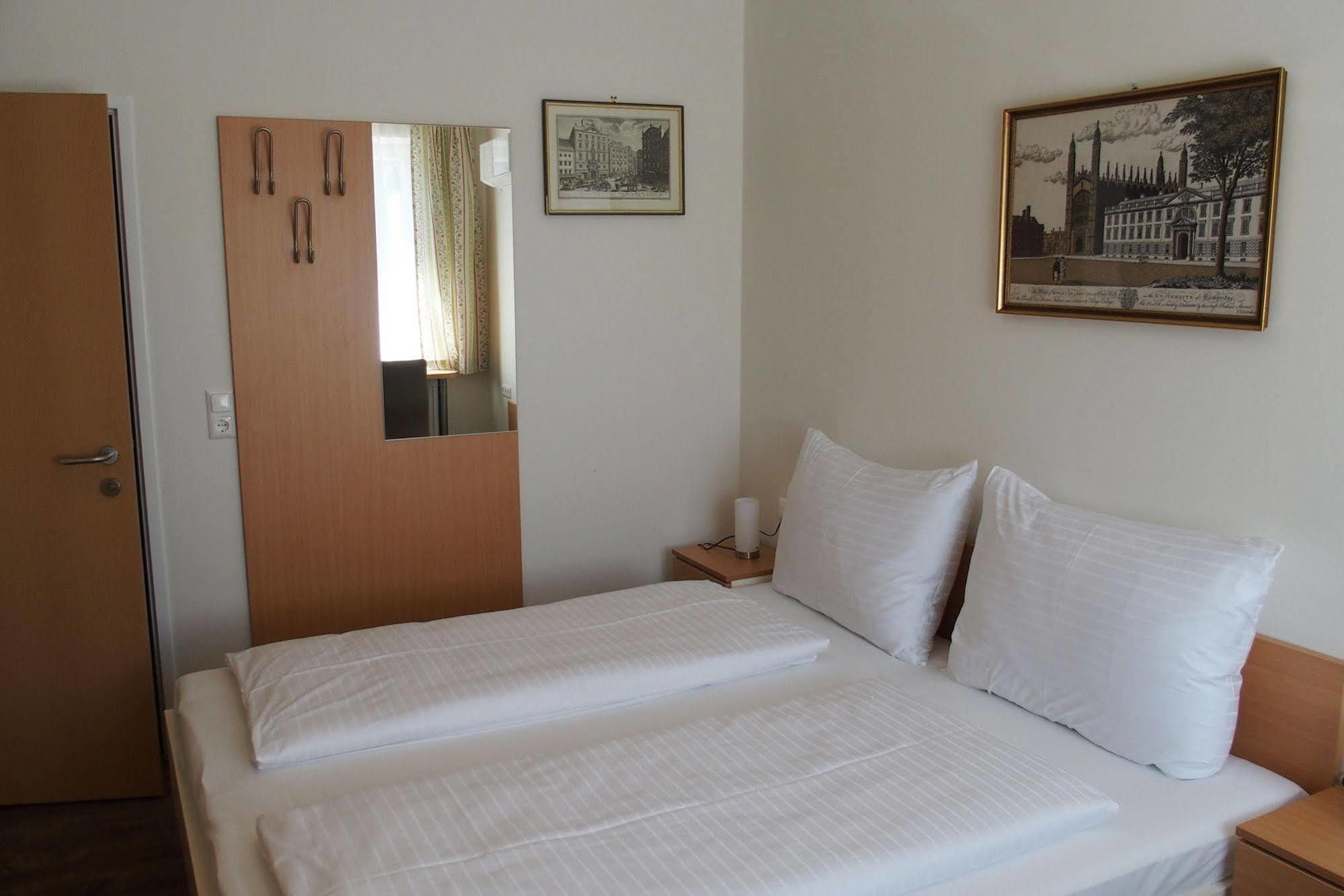 Pension Casa Topolino วีเนอร์นอยชตัดท์ ภายนอก รูปภาพ