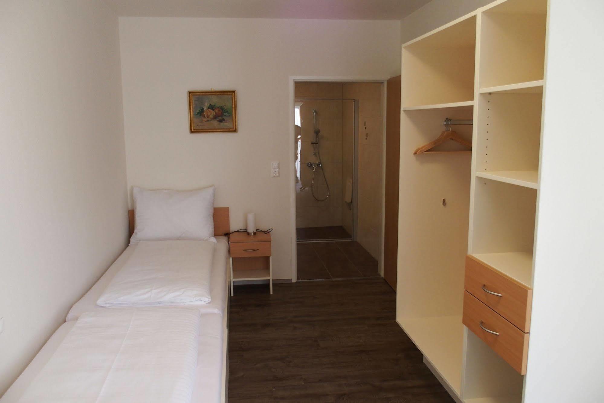 Pension Casa Topolino วีเนอร์นอยชตัดท์ ภายนอก รูปภาพ
