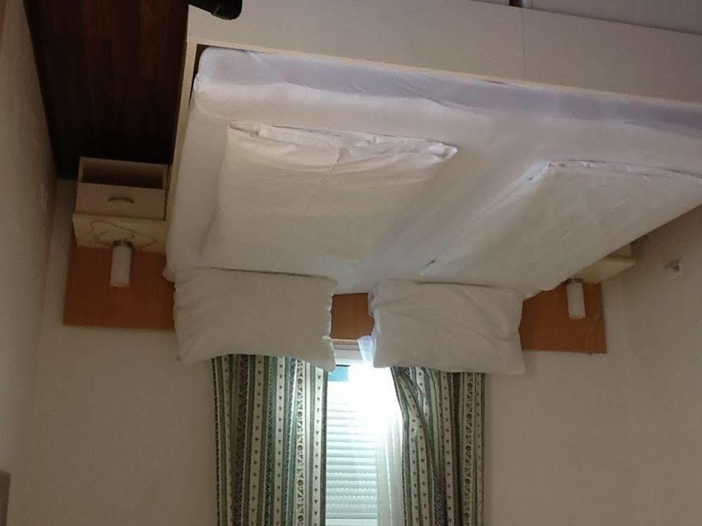 Pension Casa Topolino วีเนอร์นอยชตัดท์ ภายนอก รูปภาพ