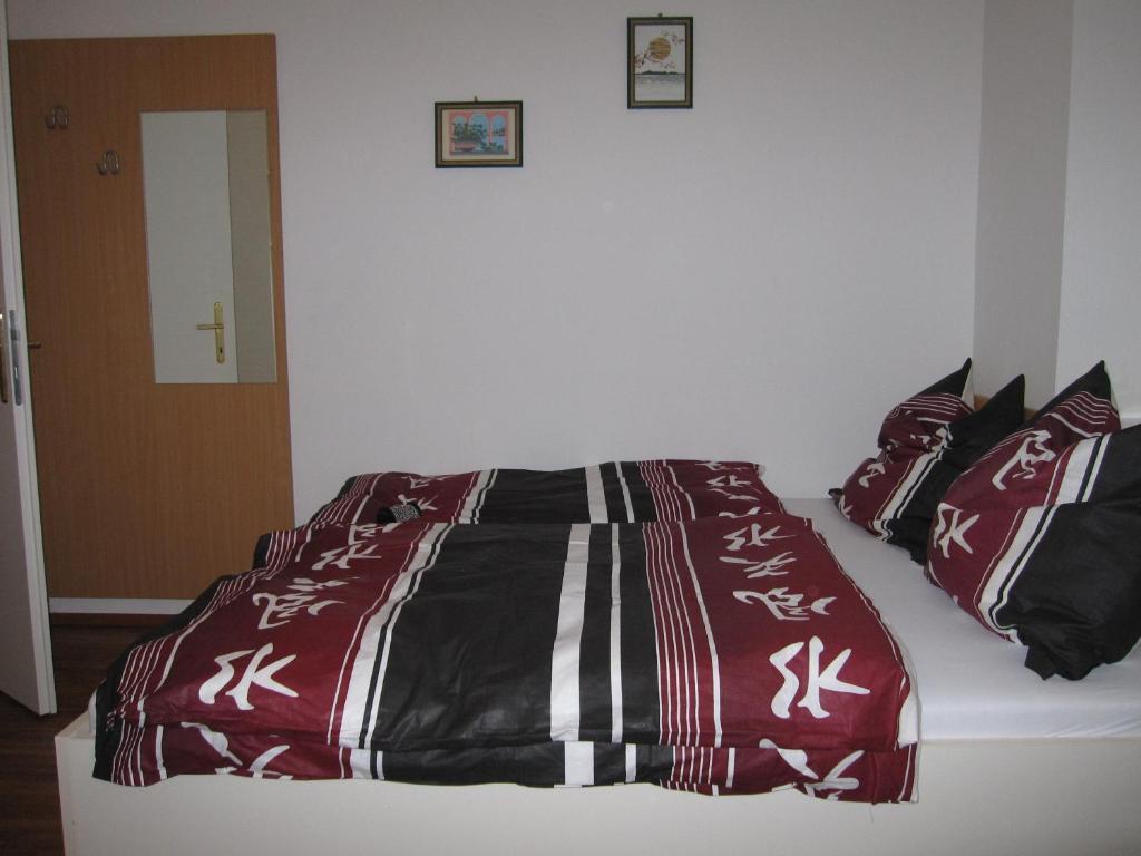 Pension Casa Topolino วีเนอร์นอยชตัดท์ ภายนอก รูปภาพ